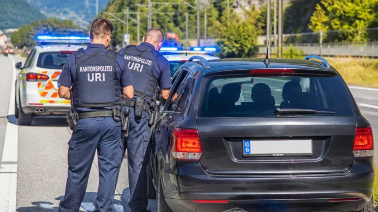 Mutmasslicher Schlepper auf A2 in Erstfeld vorläufig festgenommen – vier Personen weggewiesen