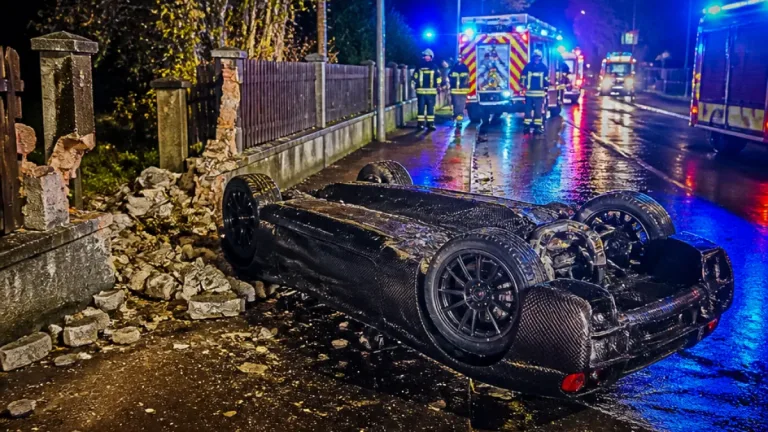 Neulenker (18) verliert Kontrolle über Sportwagen: Beifahrerin (16) in Lebensgefahr