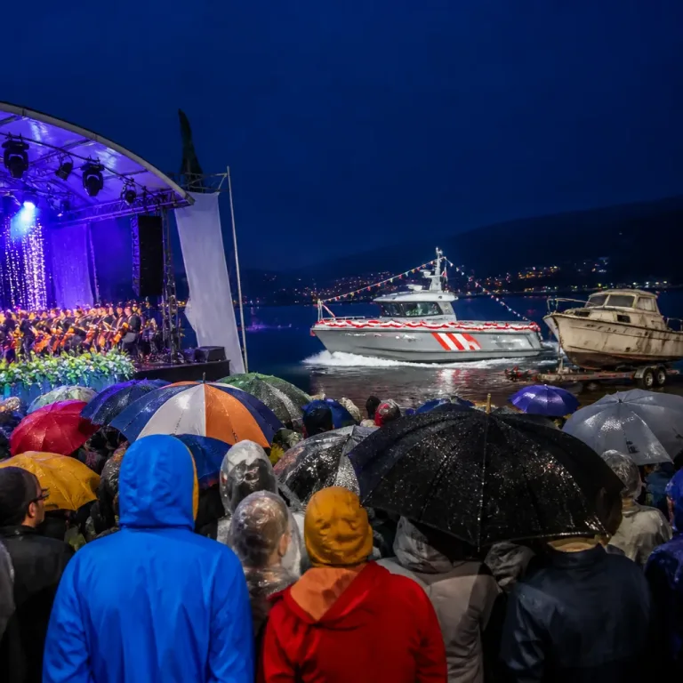 Seaside Festival: Sens Unik sorgt für Stimmung – Polizei tauft modernes Boot auf dem Bielersee