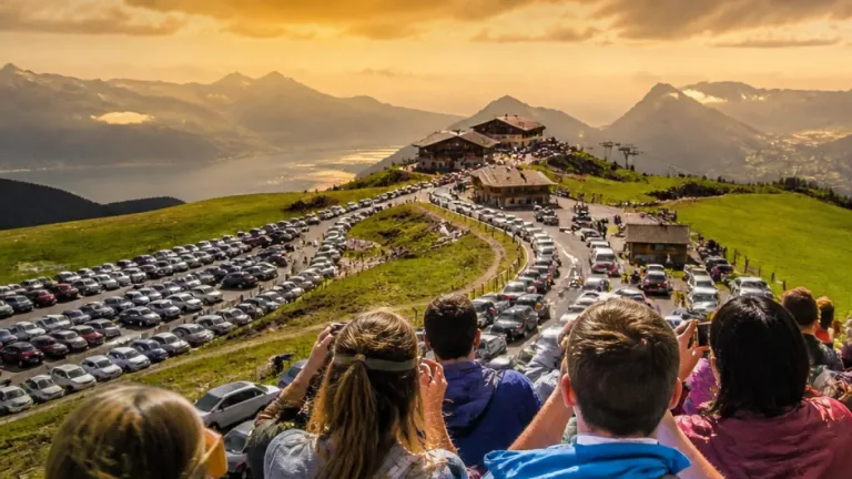 Rigi Scheidegg: Rund 400 Beobachter ziehen zur Sonnenfinsternis — Parkplatzchaos auf Kräbelstrasse