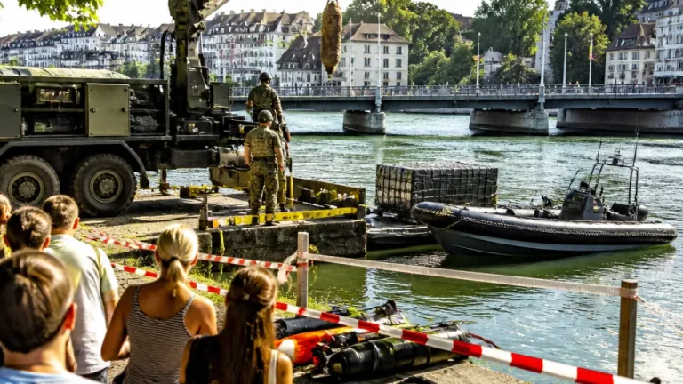 Scharfe Handgranate in der Limmat bei Letten entdeckt — Polizei und Armee im Einsatz