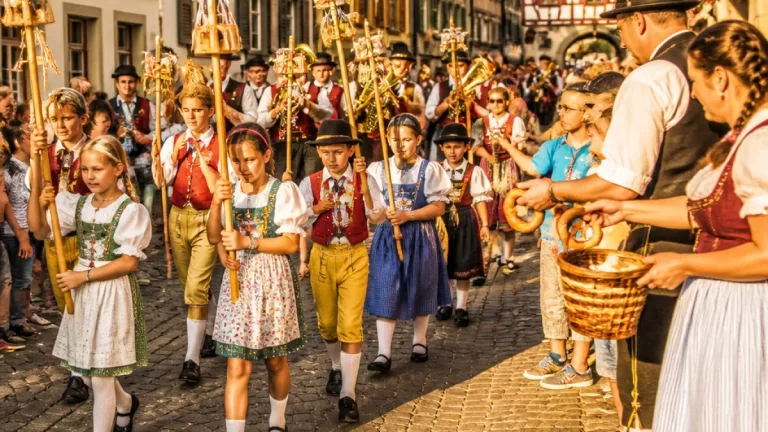 Steckliträge belebt Wil: Kinder, Vereine und alte Tradition ziehen durch die Altstadt