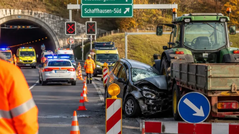 Traktor fährt unberechtigt auf A4 – Auto prallt gegen Anhänger, Stadttangente gesperrt
