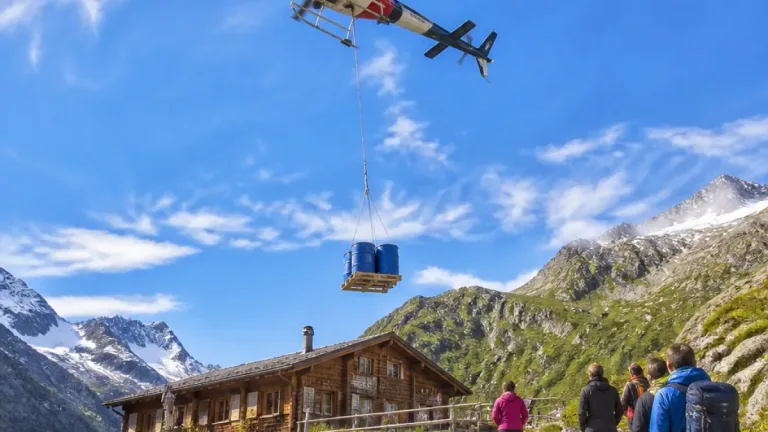 Wassermangel zwingt Salbithütte zur Schliessung – Helikopter bringt 5'000 Liter