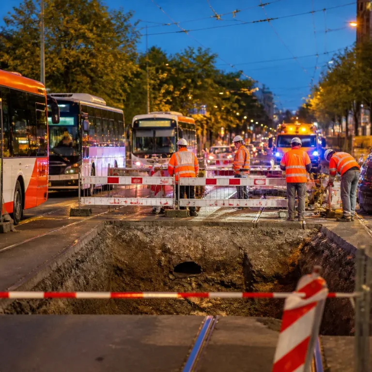 Strasseneinbruch in Leipzig legt Tramverkehr lahm — Ersatzbusse und Umleitungen eingerichtet
