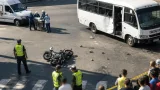 En Buga, motociclista choca contra un bus y queda dentro del vehículo; investigan causas