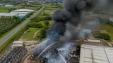 Fuerte incendio en planta de reciclaje de Córdoba genera nube de humo visible hasta Villafranca; no hay heridos