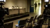 Mosquera se retira sin hablar tras falta de luz y agua en conferencia post derrota