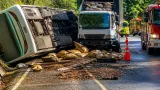 Tres muertos y 18 heridos tras choque frontal entre bus y camión en la vía Medellín-Manizales