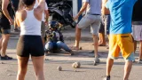 Vecinos de Pereira agreden a un hombre señalado de hurto; casco habría reducido el impacto de los golpes