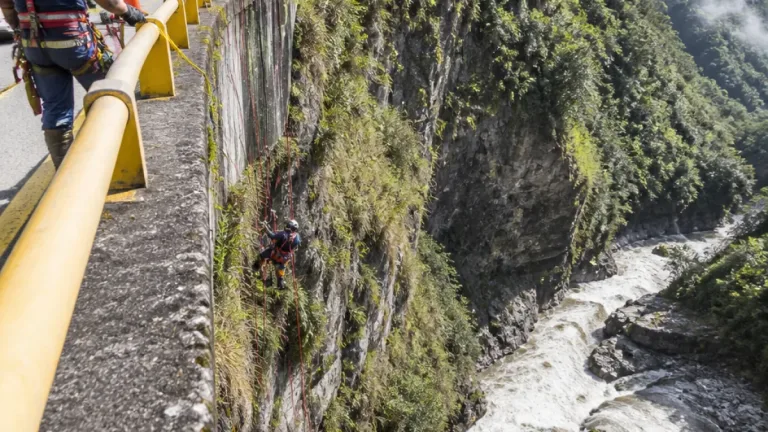 Accidente en la vía Potosí–Ipiales: camión cae al río Guáitara y deja dos muertos