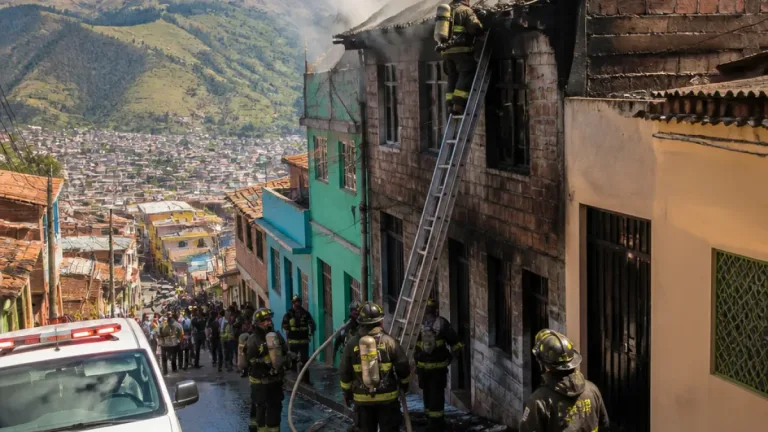 Bomberos controlan incendio en vivienda del barrio Santafé de Pasto; una persona resultó herida