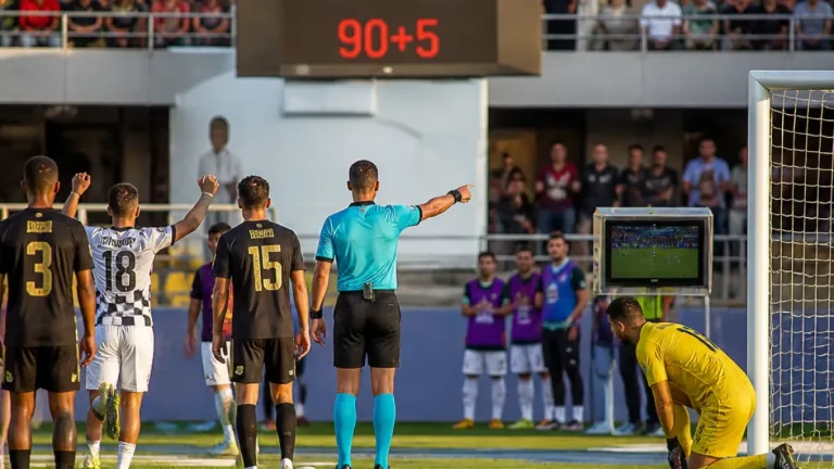 Boyacá Chicó rescata un empate 2-2 ante Águilas Doradas en partido intenso