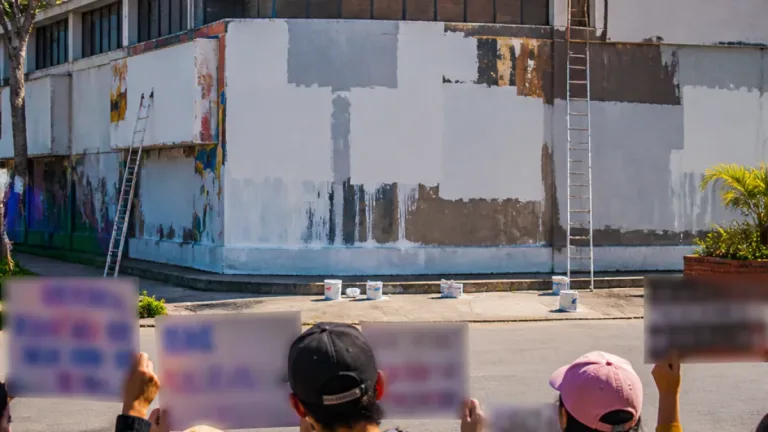 En Bogotá borran murales históricos en sede de medios; repercute en Garzón la discusión sobre espacios públicos