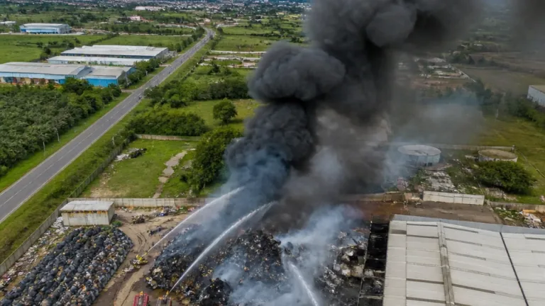 Fuerte incendio en planta de reciclaje de Córdoba genera nube de humo visible hasta Villafranca; no hay heridos