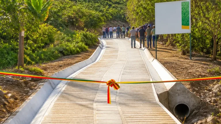 Gobernador inaugura placa huella en Garzón para mejorar la movilidad rural en El Mesón