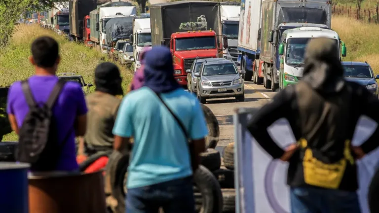 Habitantes de Aguachica bloquean vía a Gamarra por semanas de desabastecimiento de agua