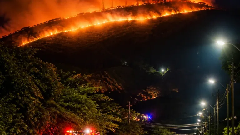 Incendio en zona alta de Yumbo alarma a vecinos; controlan conflagración cerca de Las Américas