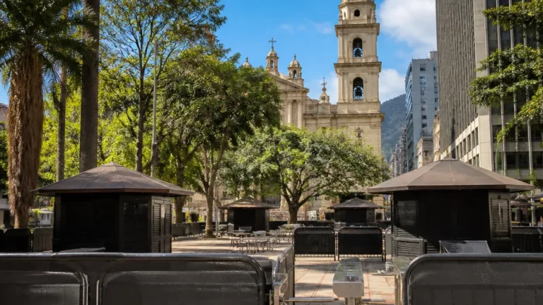 Instalan vallas y control peatonal para convertir el Parque Santander en 'Zonas Seguras'