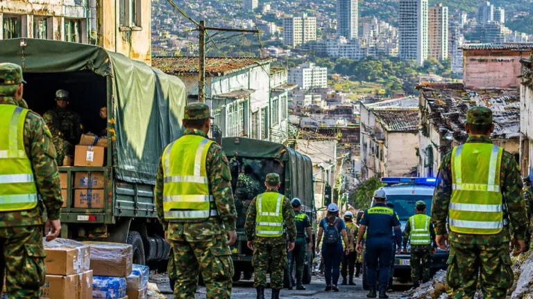 Más de 500 soldados de la Octava Brigada apoyan búsqueda y seguridad tras terremoto en el Eje Cafetero