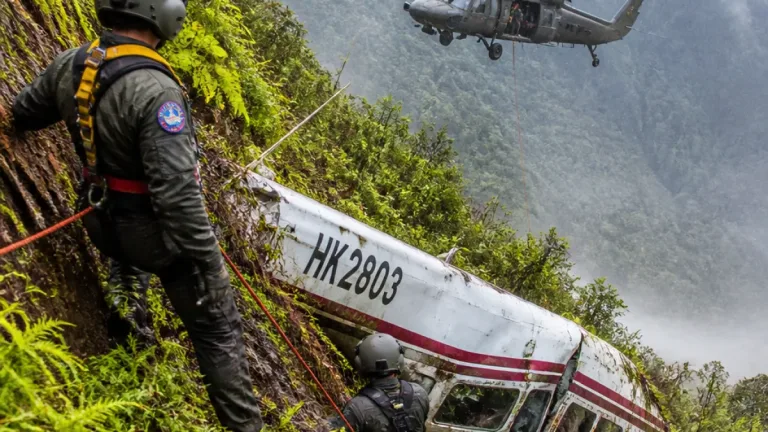 Operativo de la FAC sigue en Tatamá para recuperar cuerpos de la avioneta accidentada; clima y pendiente dificultan labores