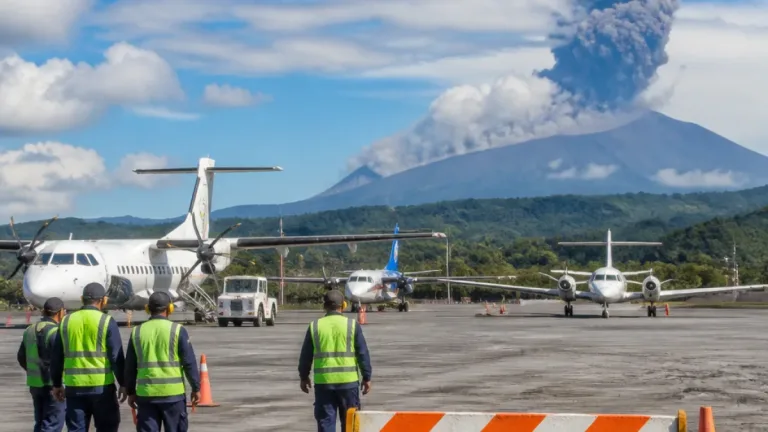 Popayán: cierre temporal del aeropuerto por emisión de ceniza del volcán Puracé