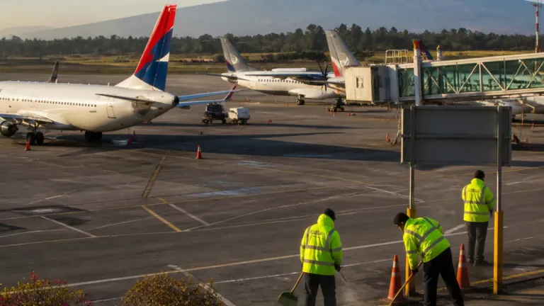 Popayán: suspenden operaciones en el aeropuerto por ceniza del volcán Puracé