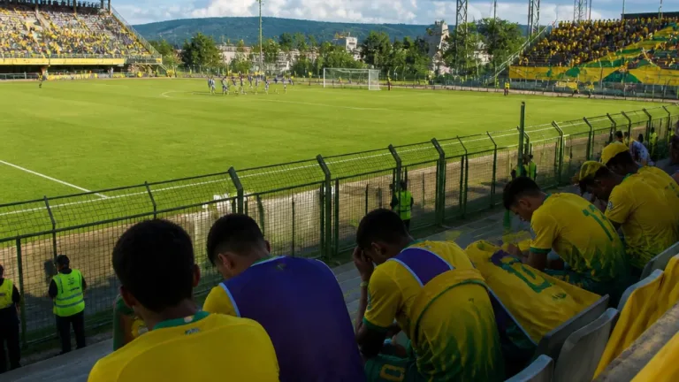 Universitario cae 0-4 en el Patria y complica su permanencia en la Copa Simón Bolívar