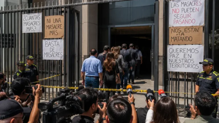 Uribe rindió indagatoria en Fiscalía por masacres en Antioquia; niega ser asesino