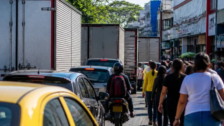 Vecinos reportan desorden y bloqueo vial por camiones en Plaza Satélite del Sur, Floridablanca