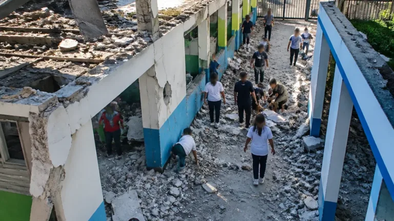 Video muestra el momento en que se derrumbó el techo del colegio Fabio Vásquez Botero en Dosquebradas