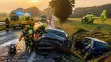Čelná srážka na I/20 u Bečova nad Teplou: při nehodě zemřel 36letý muž, žena s lehkým zraněním