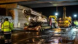 Most: Škody po vyproštění kamionu pod pražským mostem předběžně odhadnuty na desítky milionů