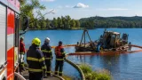 Na Boleveckém rybníku se částečně potopilo pracovní plavidlo, hasiči omezili únik provozních kapalin