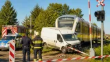 Na Děčínsku srazil vlak dodávku, řidič skončil v nemocnici; provoz na trati přerušen