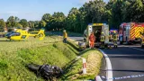 Na silnici u Kravař sjel motorkář mimo komunikaci, spolujezdkyně zemřela