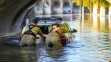 Nákladní souprava uvízla pod viaduktem v Kostěnicích, hasiči odklonili dopravu