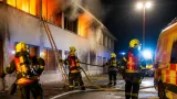 Noční požár ubytovny v Trutnově: hasiči zachránili dva lidi, škoda předběžně 3 miliony