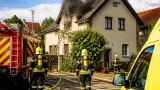 V Mirovicích hořelo podkroví rodinného domu, majitelku ošetřili záchranáři