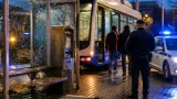 V Plzni muž ničil veřejné zařízení a házel po strážnících kovovými trubkami