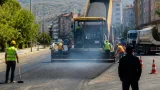 V Seifertově ulici v Brně frézují asfalt a vkládají betonové obrubníky. Akce přijde na miliony
