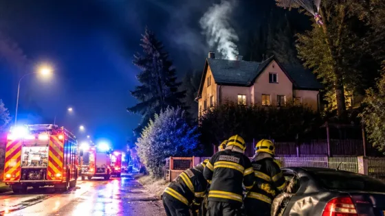 Hasiči v Libereckém kraji zasahovali přes 70krát: požáry, hromadná nehoda i paraglidista ve stromě