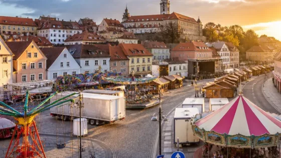 Na Mělník dorazily kolotoče, vinobraní nabídne bezplatnou zónu i 70 vystoupení