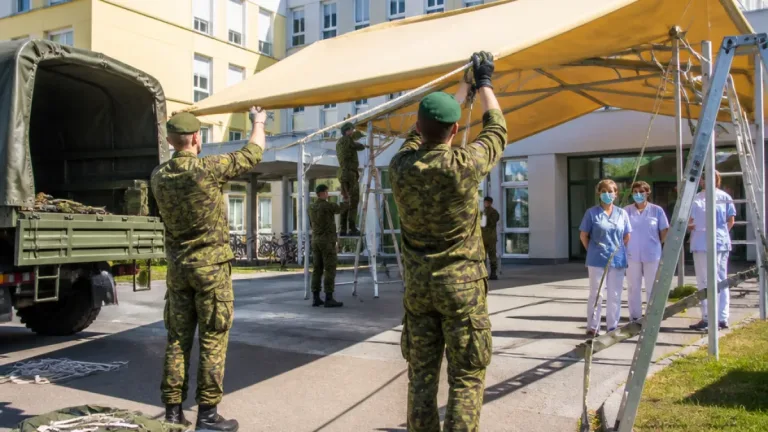 Armáda pomohla Nemocnici AGEL Prostějov se stínícími plachtami během vlny veder