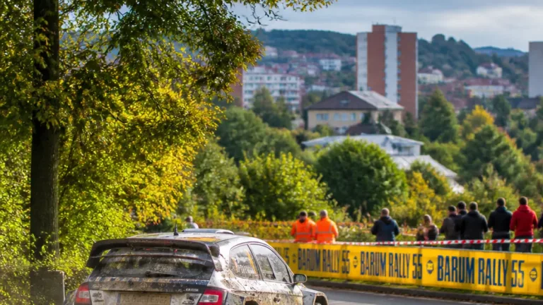 Barum Rally 2026: Zlín přivítá zahraniční hvězdy a obhájce Kopeckého, startuje 14.–16. srpna