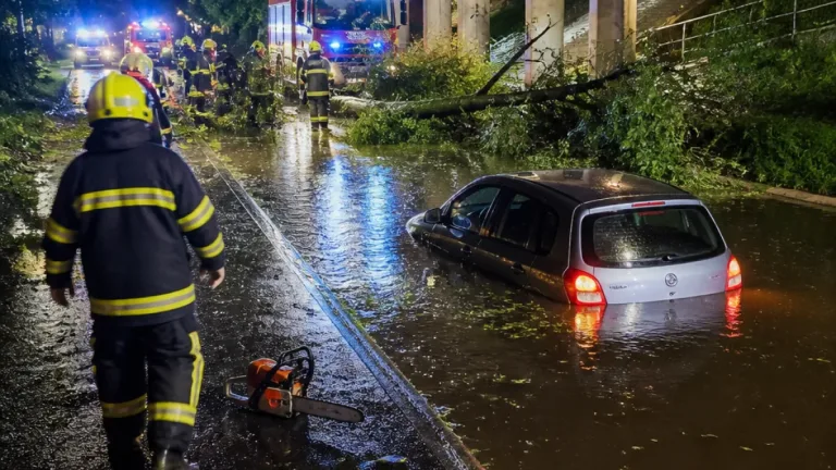 Bouřky na Vysočině: hasiči zasahovali u téměř 60 událostí, vyprošťovali i auto z vody