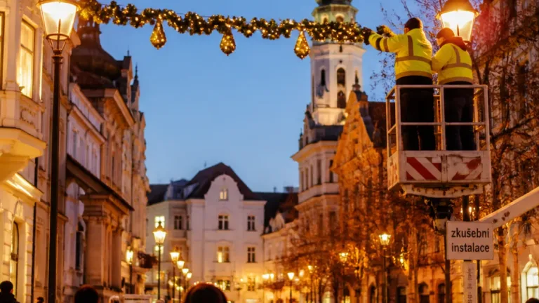 Brno otestuje novou podobu vánočních girland před objednávkou, limit nákladů 7,2 milionu