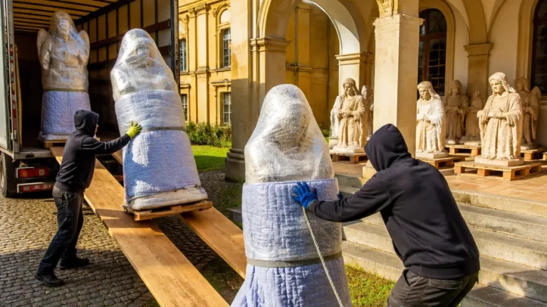 Do kláštera na Hedeči se po 40 letech vrátilo 27 restaurovaných soch