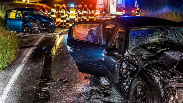 Dvě mladé ženy zemřely při srážce aut u Litvínova, řidič zadržen; čtyři zranění
