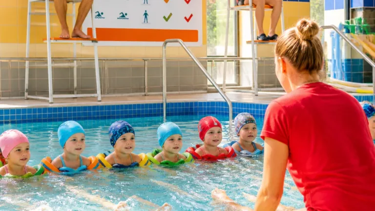 Frýdek-Místek podporuje výuku plavání pro nejmenší v Aqua parku Olešná